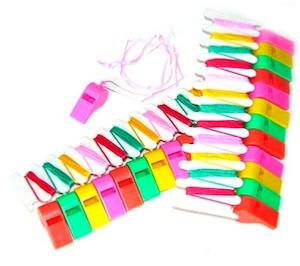 Lot de 24 sifflets fantaisie